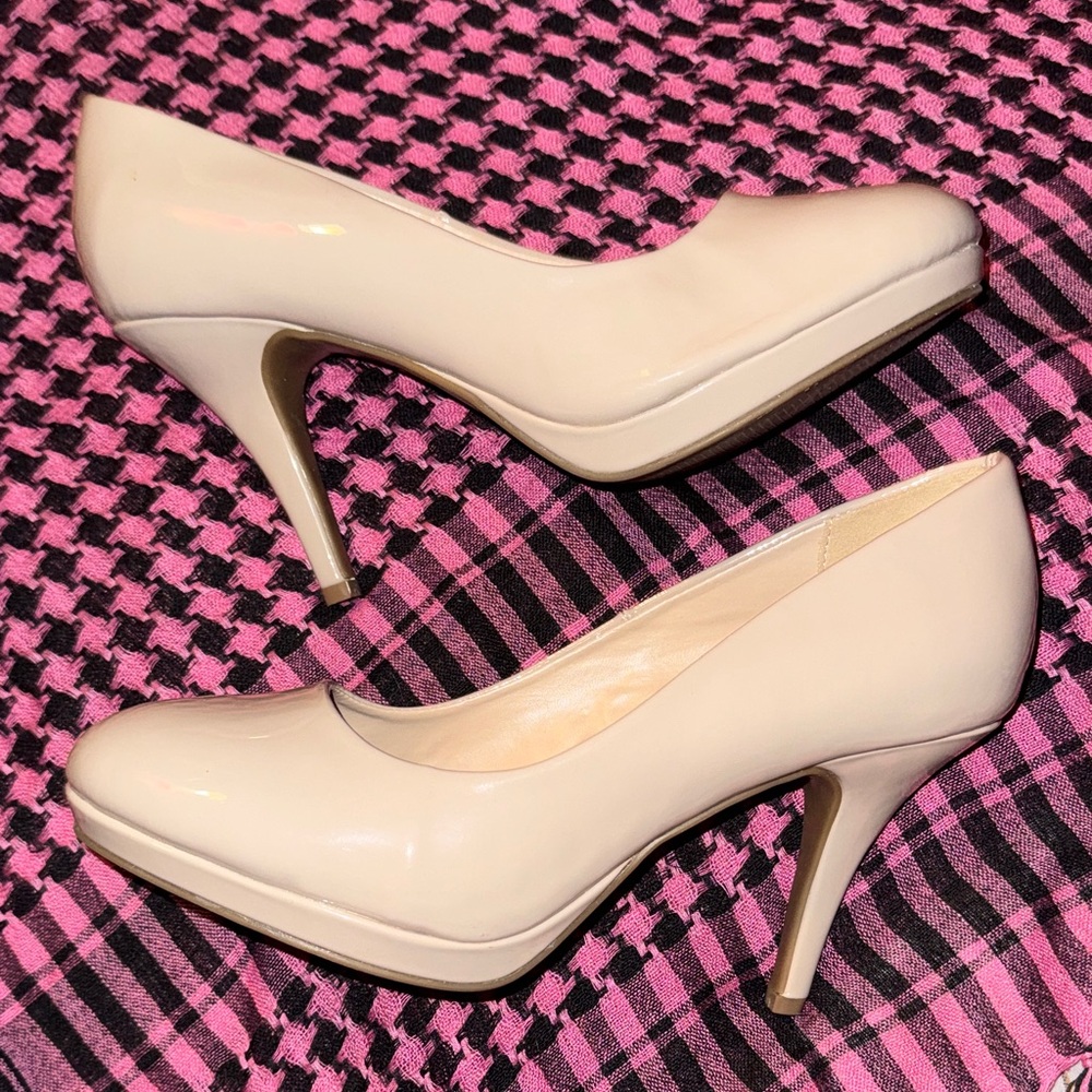 Chelsea Moreland Vision Women's Size 9 wide Nude Pumps Heels Patent Leather
